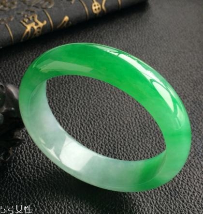 翡翠手鐲怎么看水頭？行家教你這樣挑