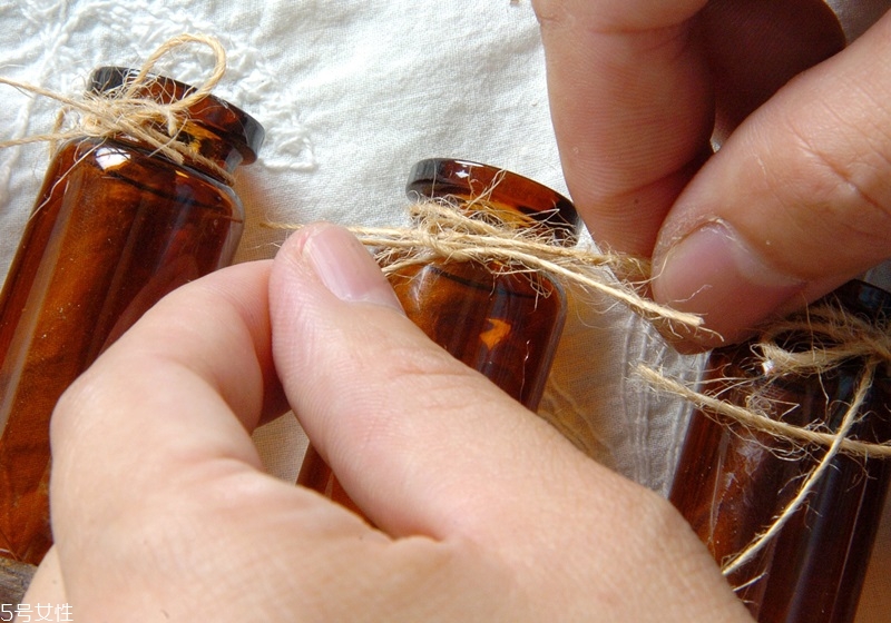 牛奶瓶廢物利用做花盆DIY 空瓶大變身 牛奶瓶廢物利用做花盆DIY 空瓶大變身