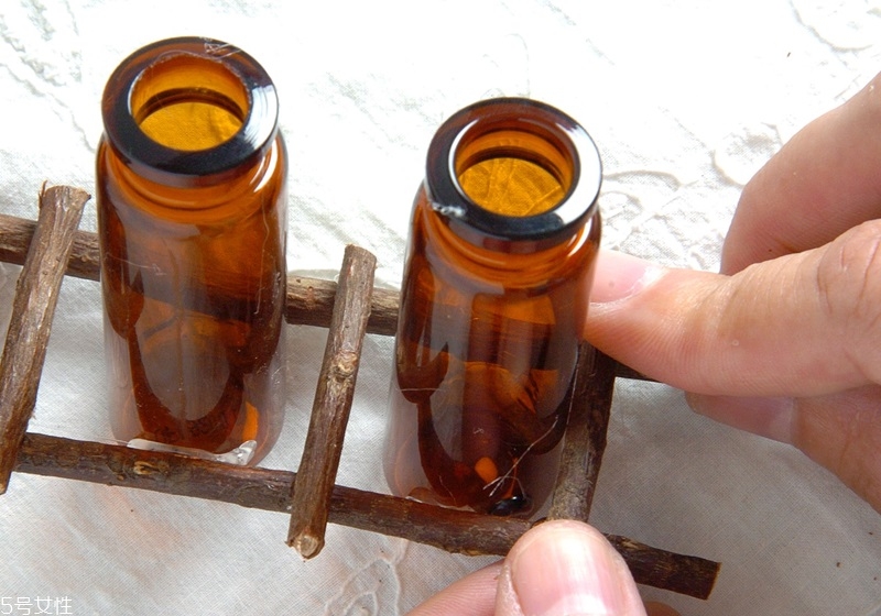 牛奶瓶廢物利用做花盆DIY 空瓶大變身 牛奶瓶廢物利用做花盆DIY 空瓶大變身