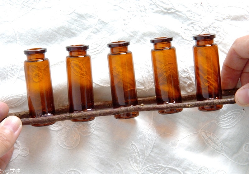 牛奶瓶廢物利用做花盆DIY 空瓶大變身 牛奶瓶廢物利用做花盆DIY 空瓶大變身