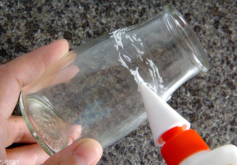 牛奶瓶廢物利用做花盆DIY 空瓶大變身 牛奶瓶廢物利用做花盆DIY 空瓶大變身