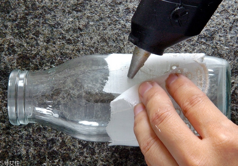 牛奶瓶廢物利用做花盆DIY 空瓶大變身 牛奶瓶廢物利用做花盆DIY 空瓶大變身