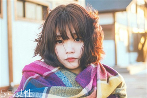 矮個(gè)子女生適合什么短發(fā)？氣質(zhì)齊肩卷發(fā)
