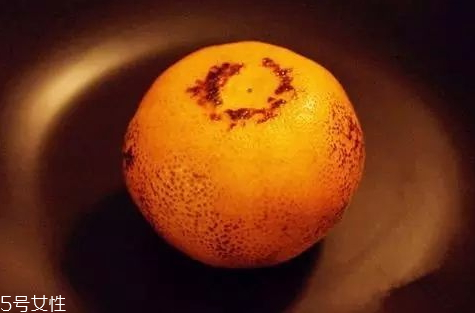 微波爐烤橘子要幾分鐘 30秒左右即可 微波爐烤橘子要幾分鐘 30秒左右即可