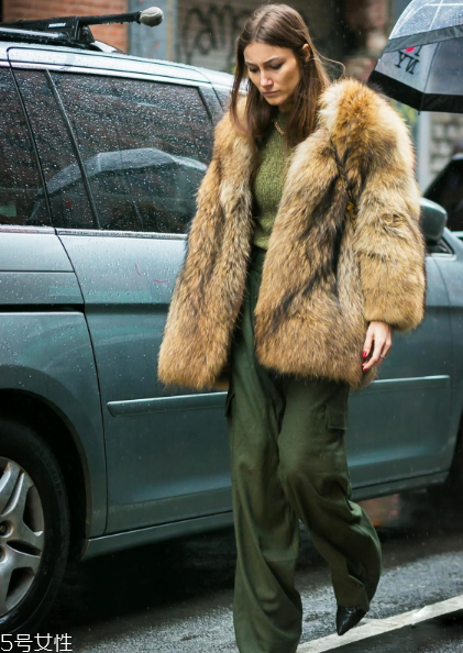 皮草下身搭配什么好看？這個(gè)冬天不怕冷