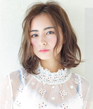 發(fā)量多女生適合什么發(fā)型？形象百變的你