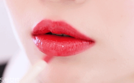 透明唇蜜哪個牌子好？打造玻璃唇效果