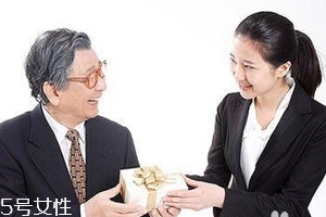 給領(lǐng)導(dǎo)送禮怎么說(shuō)合適？真誠(chéng)并且要注意分寸