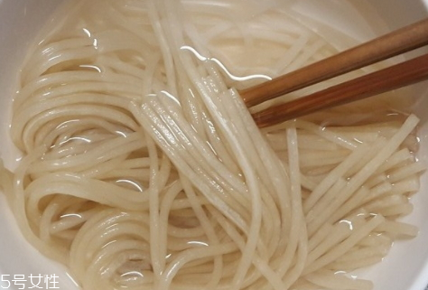 酸辣粉怎么泡泡多久 美味酸辣粉的吃法 酸辣粉怎么泡泡多久 美味酸辣粉的吃法