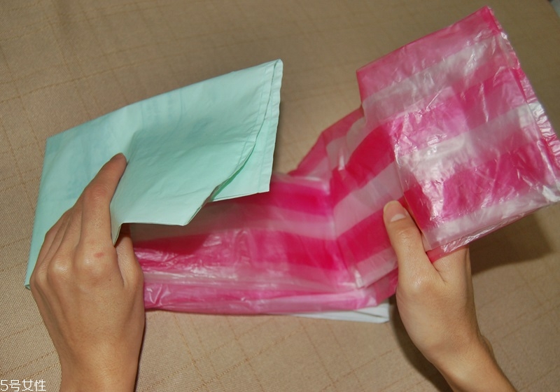 塑料袋收納妙招圖解 4個(gè)收納小技巧 塑料袋收納妙招圖解 4個(gè)收納小技巧