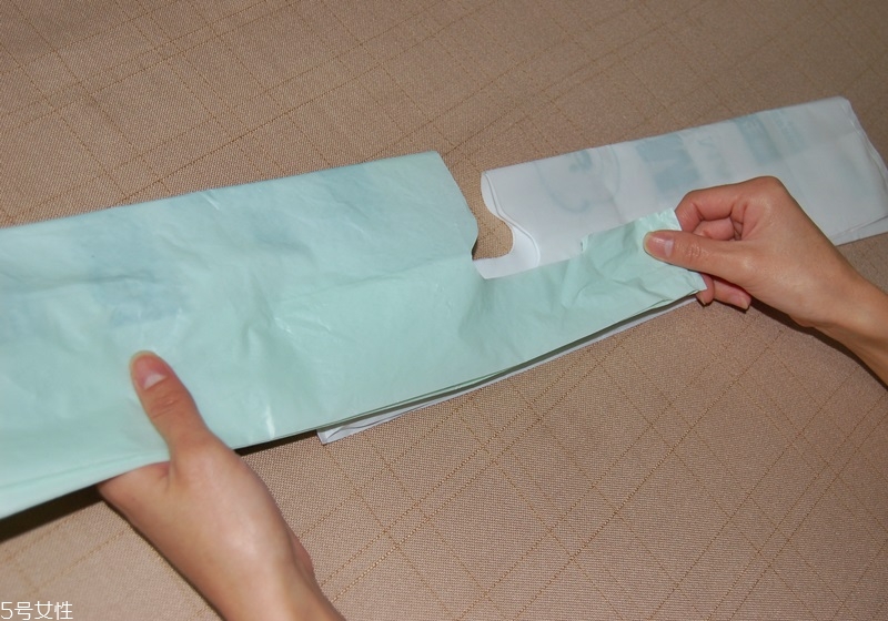 塑料袋收納妙招圖解 4個(gè)收納小技巧 塑料袋收納妙招圖解 4個(gè)收納小技巧