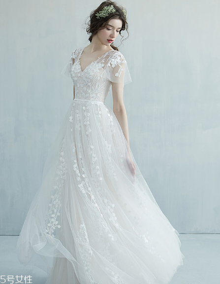 中式秀禾服和西式婚紗哪個好看？打造完美新娘