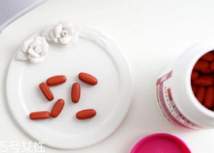 臉上有斑點怎么去除？食療/精華/面膜三管齊下