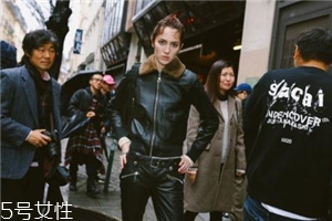 皮衣下面搭配什么好看？玩出個性混搭風(fēng)