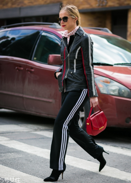 皮衣下面搭配什么好看？玩出個性混搭風(fēng)