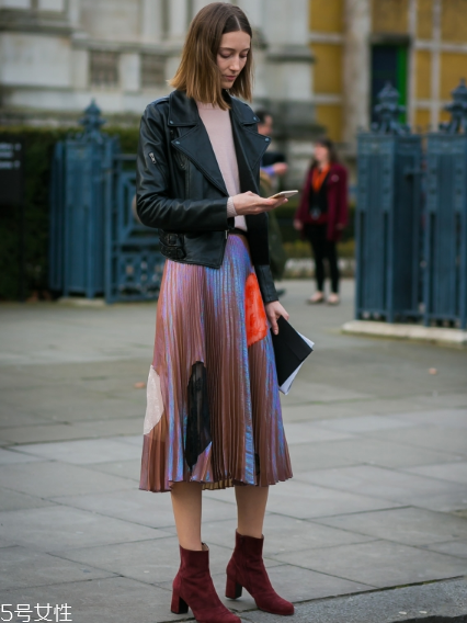 皮衣下面搭配什么好看？玩出個性混搭風(fēng)