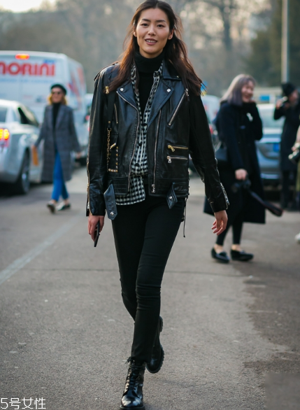 皮衣下面搭配什么好看？玩出個(gè)性混搭風(fēng)