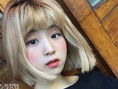 短頭發(fā)染什么顏色好看洋氣顯白？短發(fā)這樣弄好看又大方