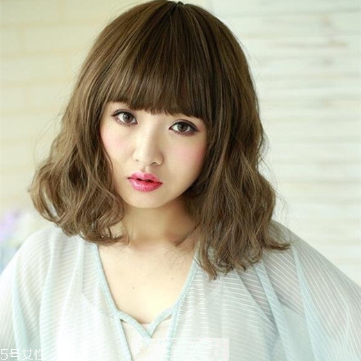 矮個(gè)子女生適合什么短發(fā)？氣質(zhì)齊肩卷發(fā)