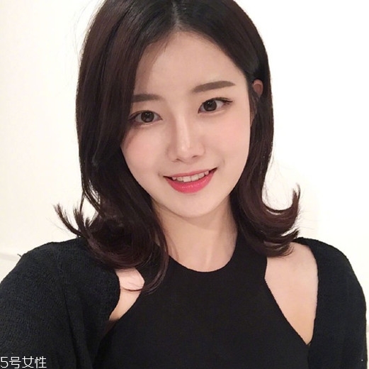 矮個(gè)子女生適合什么短發(fā)？氣質(zhì)齊肩卷發(fā)