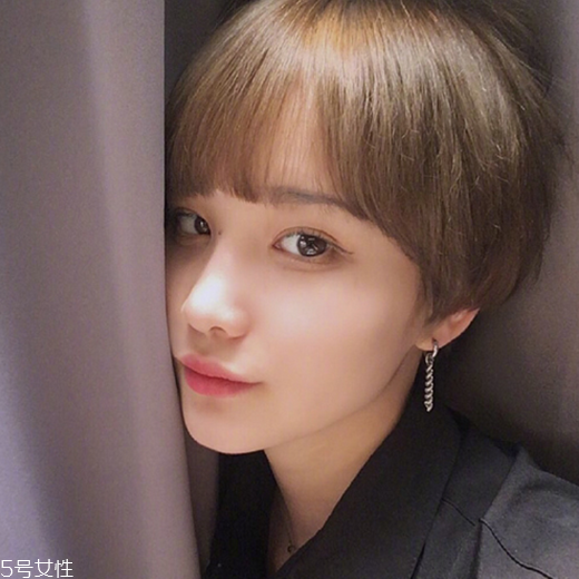 女生發(fā)質(zhì)軟適合什么發(fā)型？胖圓臉顯瘦發(fā)型參考