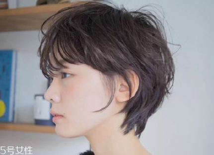 短頭發(fā)染什么顏色好看洋氣顯白？短發(fā)這樣弄好看又大方