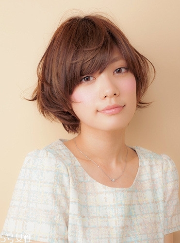 發(fā)量多女生適合什么發(fā)型？形象百變的你