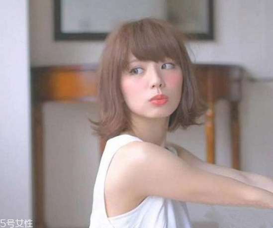 2018中短發(fā)最新發(fā)型 韓式丸子頭的扎法 2018中短發(fā)最新發(fā)型 韓式丸子頭的扎法