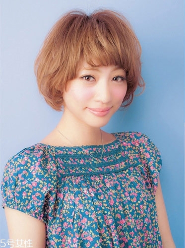 發(fā)量多女生適合什么發(fā)型？形象百變的你