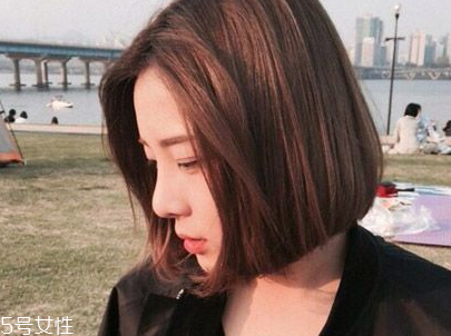 短頭發(fā)染什么顏色好看洋氣顯白？短發(fā)這樣弄好看又大方