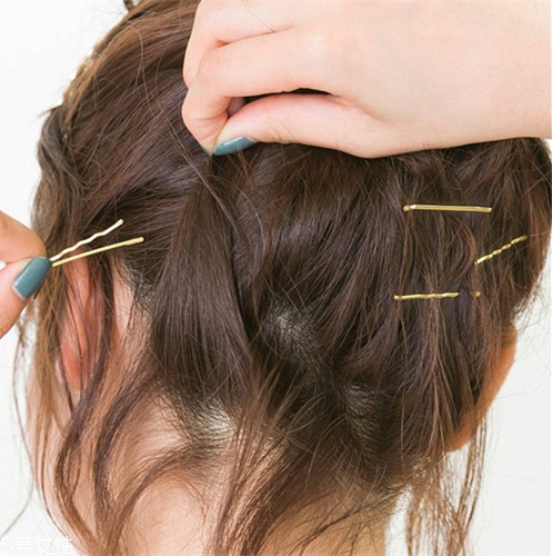 圓臉妹子怎么扎丸子頭好看？根據(jù)臉型選發(fā)型