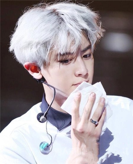 2022最流行發(fā)型顏色男生？男生潮流發(fā)型