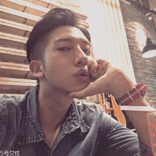 2022最流行發(fā)型顏色男生？男生潮流發(fā)型