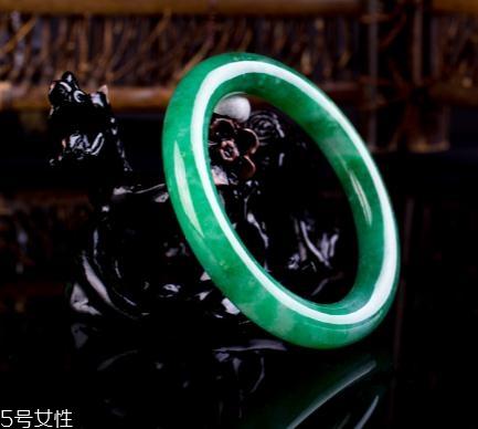 翡翠手鐲怎么戴進(jìn)去？巧用肥皂水來幫忙