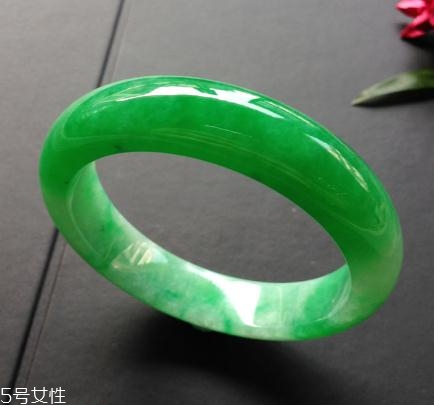 翡翠手鐲怎么戴進(jìn)去？巧用肥皂水來幫忙