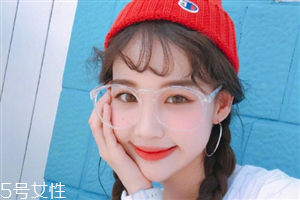 冬天戴帽子怎么扎頭發(fā)好？法式魚骨辮編發(fā)很特別