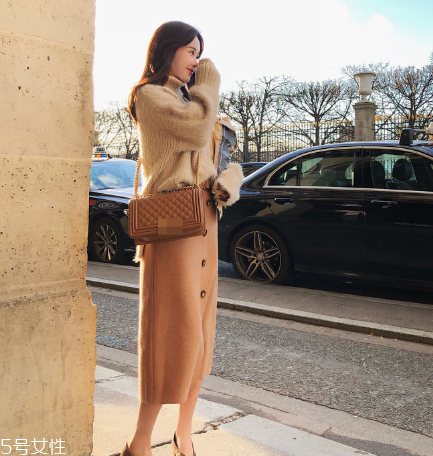 毛衣粘上老鼠膠怎么辦？千萬不要強力拉扯