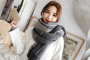 冬天系圍巾怎么扎頭發(fā)？適合搭配羽絨服的發(fā)型