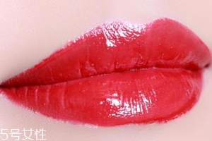 怎么涂口紅不顯唇紋？關(guān)鍵是做好打底