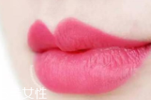 怎么涂口紅不顯唇紋？關(guān)鍵是做好打底