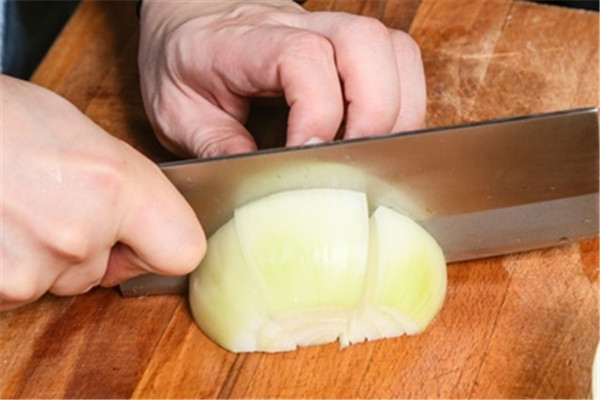 洋蔥擦擋風(fēng)玻璃方法 你絕對沒想過 洋蔥擦擋風(fēng)玻璃方法 你絕對沒想過