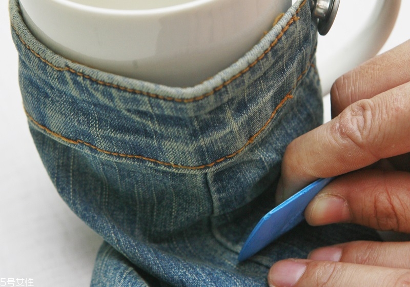 舊衣服改造保濕杯套教程 風(fēng)格多變 舊衣服改造保濕杯套教程 風(fēng)格多變