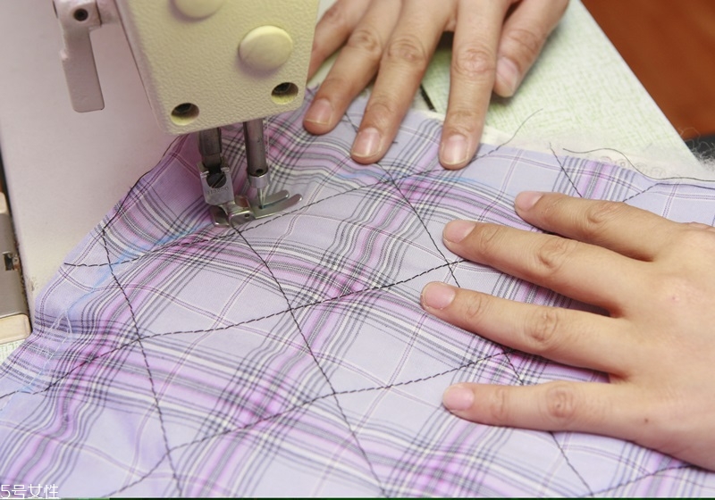 舊衣服改造保濕杯套教程 風(fēng)格多變 舊衣服改造保濕杯套教程 風(fēng)格多變