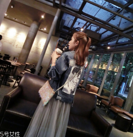 運動外套怎么搭配？打造活力氧氣女孩