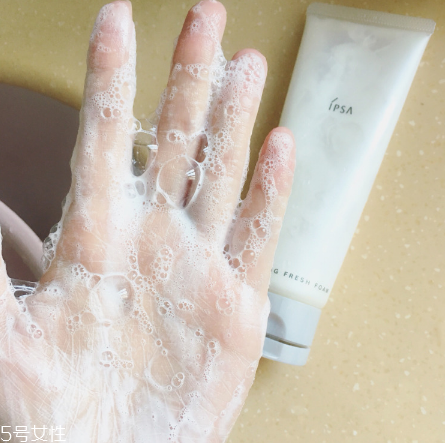 ipsa茵芙莎水潤美白去角質洗面奶好用嗎