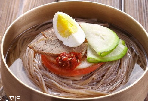 冷面用熱水還是冷水泡 美味冷面的泡法 冷面用熱水還是冷水泡 美味冷面的泡法