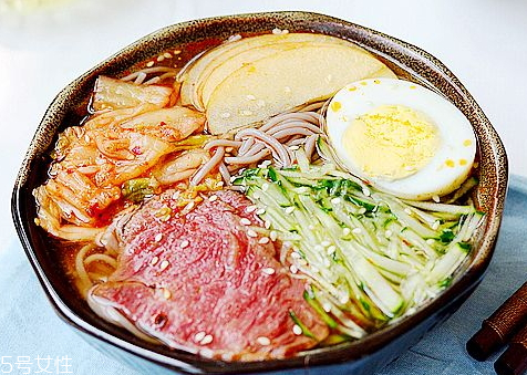 冷面用熱水還是冷水泡 美味冷面的泡法 冷面用熱水還是冷水泡 美味冷面的泡法