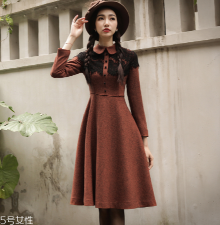 中長款連衣裙怎么搭配？新年聚餐的首選穿搭
