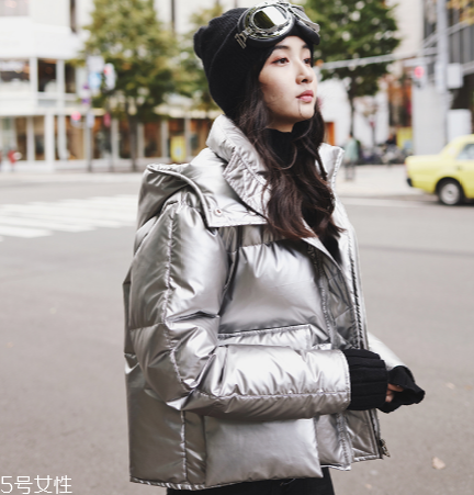 短款羽絨服怎么搭配？小個(gè)子女生的顯高利器