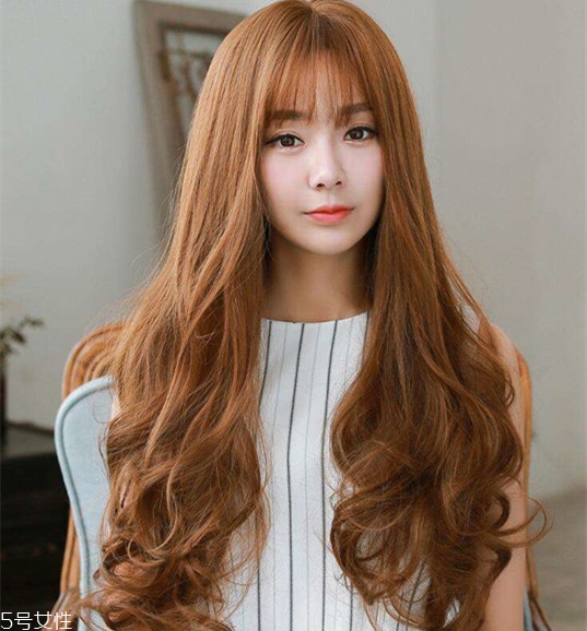 小波浪卷發(fā)怎么打理？焦糖色頭發(fā)超百搭